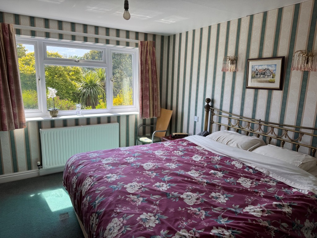Lot: 142 - DETACHED BUNGALOW WITH STRUCTURAL DAMAGE AND ALMOST 2.5 ACRES WITH SEA VIEWS - A Bedroom